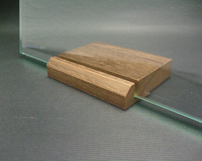 ガラスプレートのオプション品として木製の台座をご用意しております。