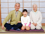 還暦、古希、米寿のプレゼントにおじいちゃんやおばあちゃんのお写真だけでなく、お孫さんとのお写真を印刷するのも人気です。